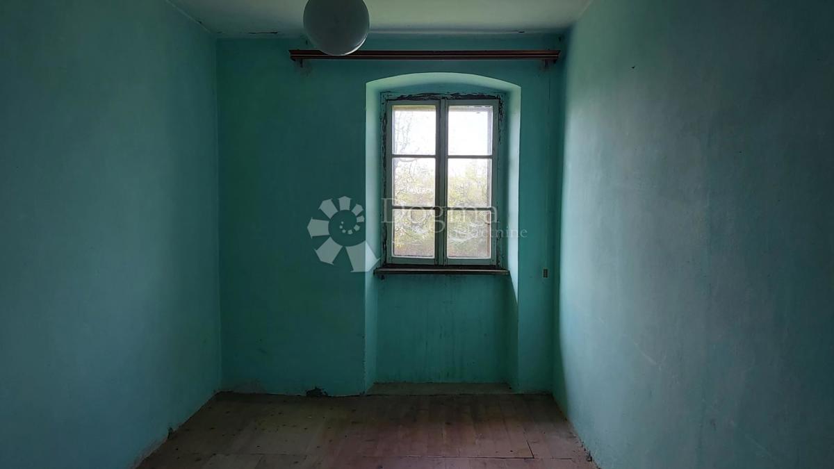 Opportunità di Ristrutturazione: Casa con Ampio Terreno Edificabile e Vista sulla Natura – Vicinanze di Labin