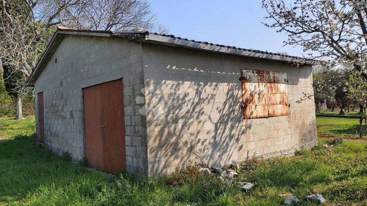 Opportunità di Ristrutturazione: Casa con Ampio Terreno Edificabile e Vista sulla Natura – Vicinanze di Labin