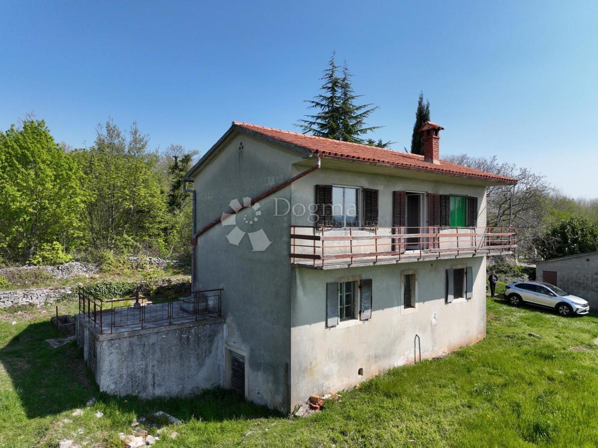 Opportunità di Ristrutturazione: Casa con Ampio Terreno Edificabile e Vista sulla Natura – Vicinanze di Labin