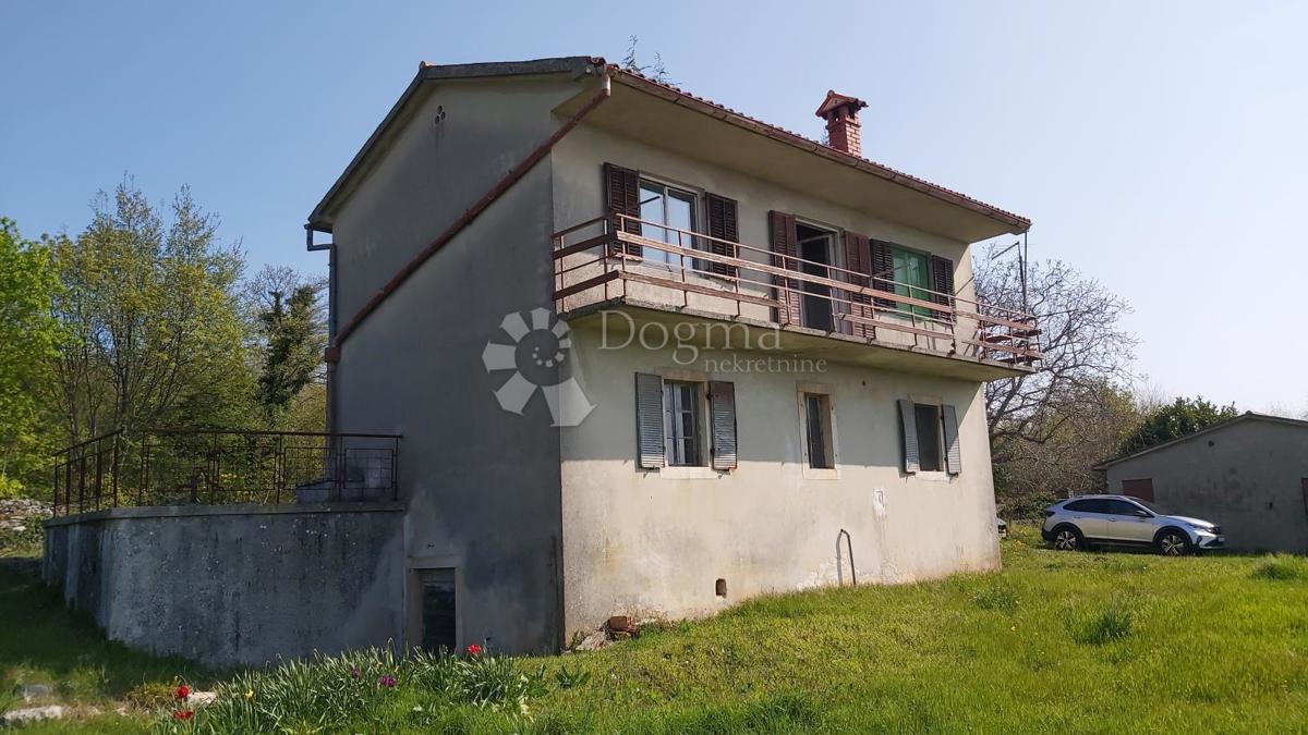 Opportunità di Ristrutturazione: Casa con Ampio Terreno Edificabile e Vista sulla Natura – Vicinanze di Labin