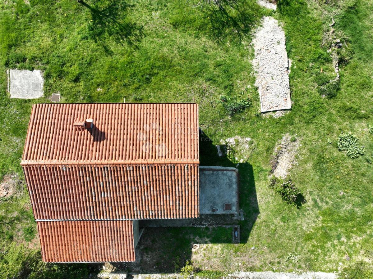 Opportunità di Ristrutturazione: Casa con Ampio Terreno Edificabile e Vista sulla Natura – Vicinanze di Labin