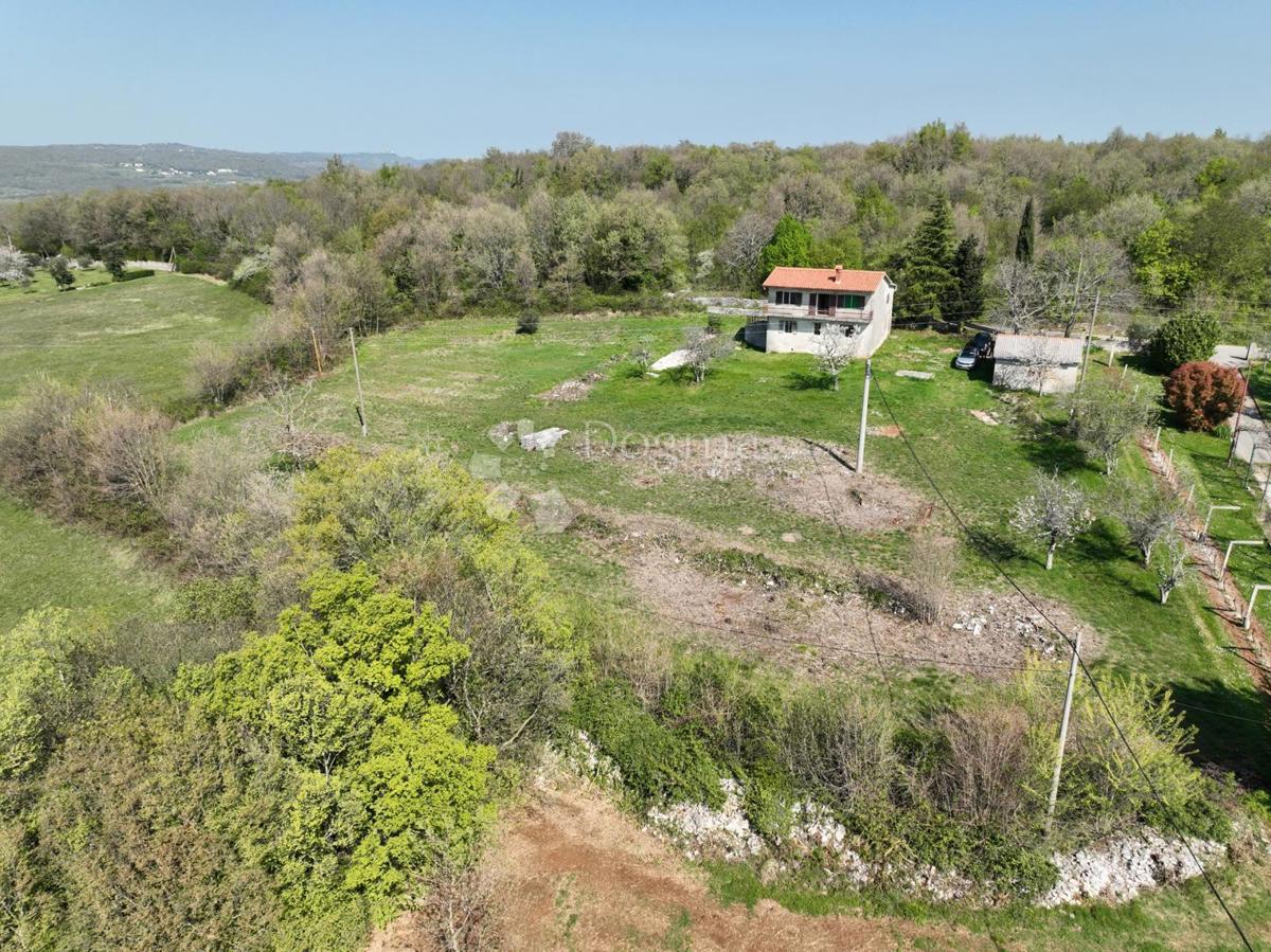 Opportunità di Ristrutturazione: Casa con Ampio Terreno Edificabile e Vista sulla Natura – Vicinanze di Labin