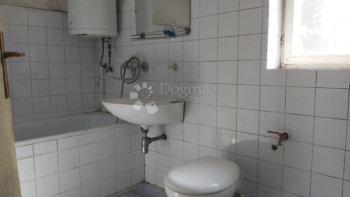 Opportunità di Ristrutturazione: Casa con Ampio Terreno Edificabile e Vista sulla Natura – Vicinanze di Labin