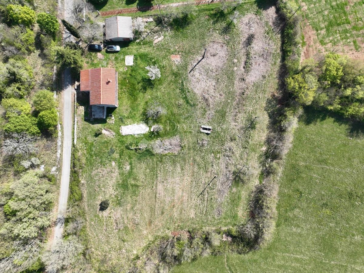 Opportunità di Ristrutturazione: Casa con Ampio Terreno Edificabile e Vista sulla Natura – Vicinanze di Labin