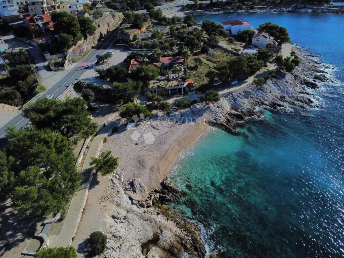 PRIMOŠTEN - PIANO TERRA PRIMA FILA SUL MARE