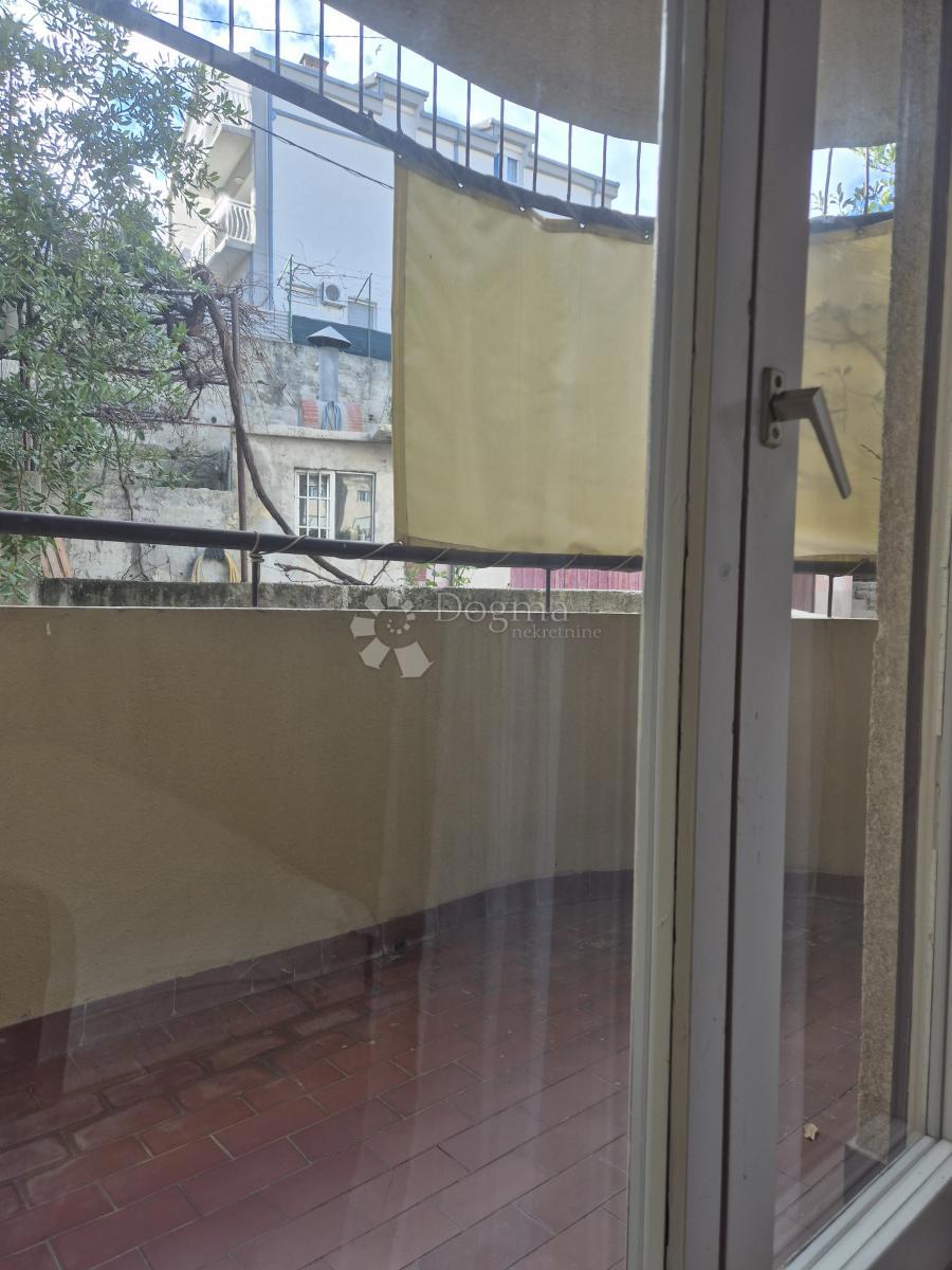 AMPIO APPARTAMENTO CURATO CON TERRAZZA E GIARDINO – VISOKA