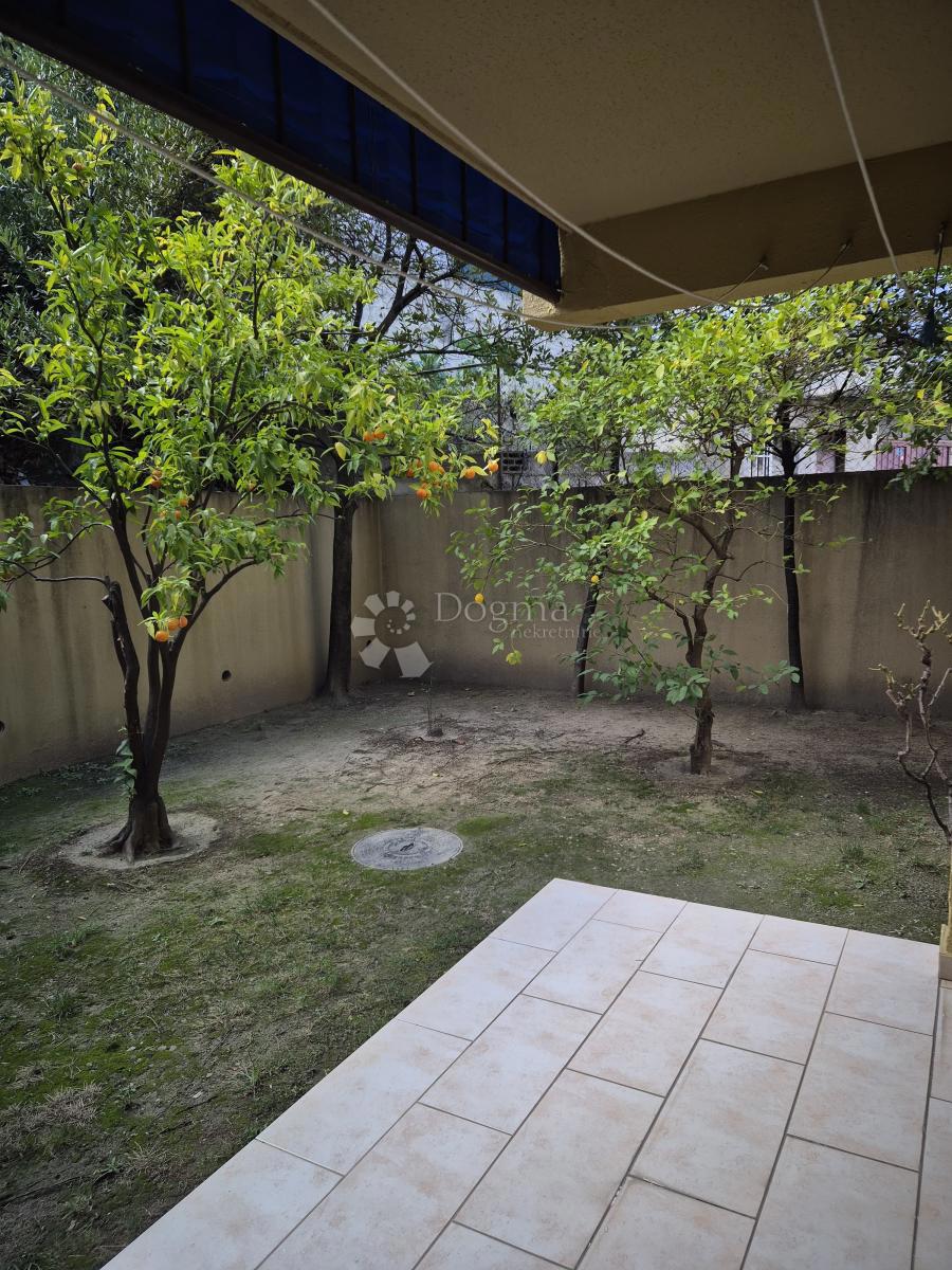 AMPIO APPARTAMENTO CURATO CON TERRAZZA E GIARDINO – VISOKA