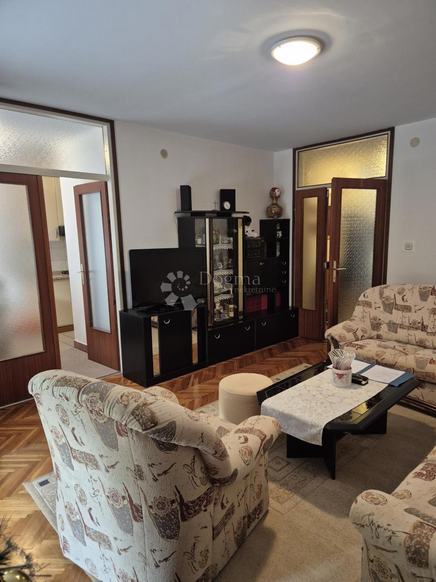 AMPIO APPARTAMENTO CURATO CON TERRAZZA E GIARDINO – VISOKA