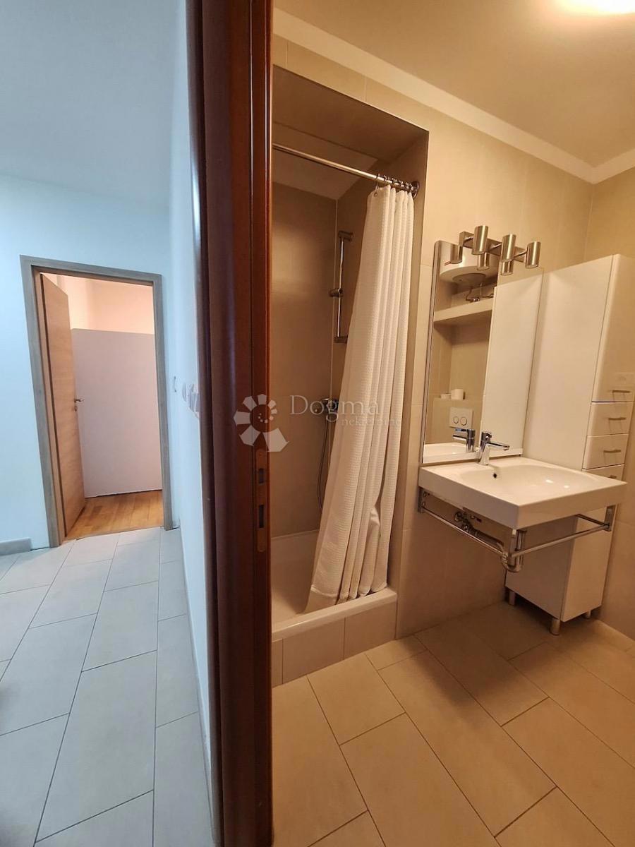 OCCASIONE RARA – Appartamento di Lusso in Complesso Prestigioso sul Mare