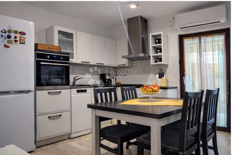 Autentica Casa in Pietra con Giardino e Garage nel Cuore di Pučišća, Isola di Brač