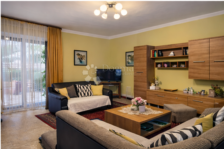 Autentica Casa in Pietra con Giardino e Garage nel Cuore di Pučišća, Isola di Brač