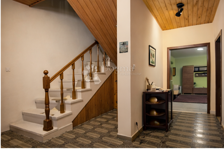 Autentica Casa in Pietra con Giardino e Garage nel Cuore di Pučišća, Isola di Brač