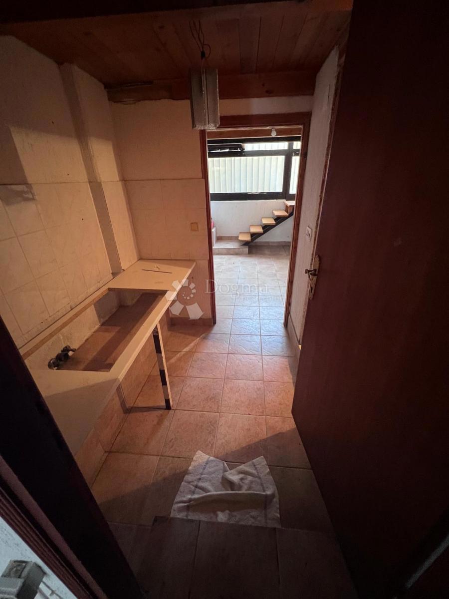 Locale commerciale Červar-Porat, Poreč, 37m2