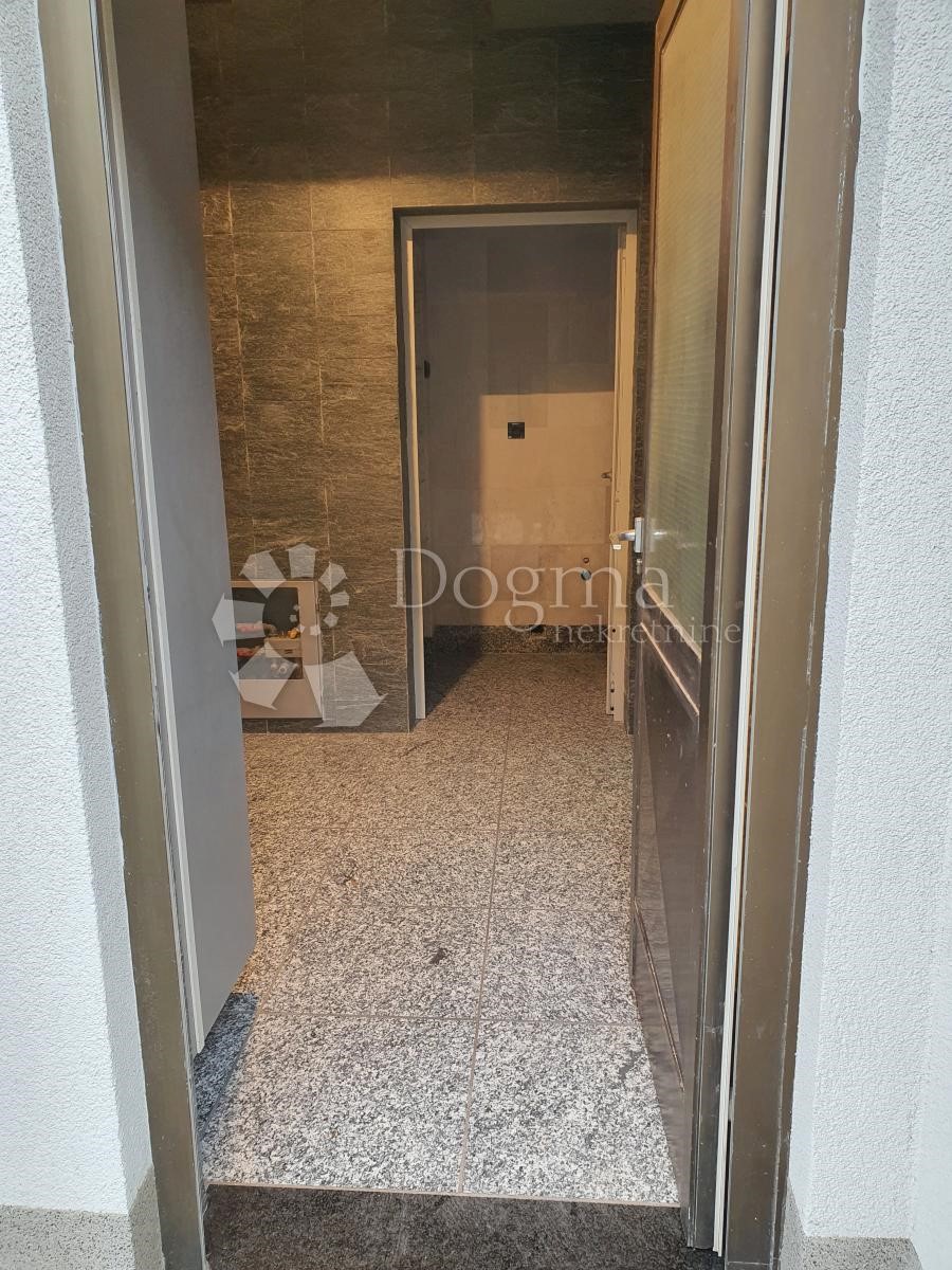 Locale commerciale Škurinje, Rijeka, 54m2