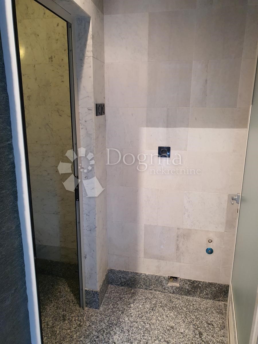 Locale commerciale Škurinje, Rijeka, 54m2