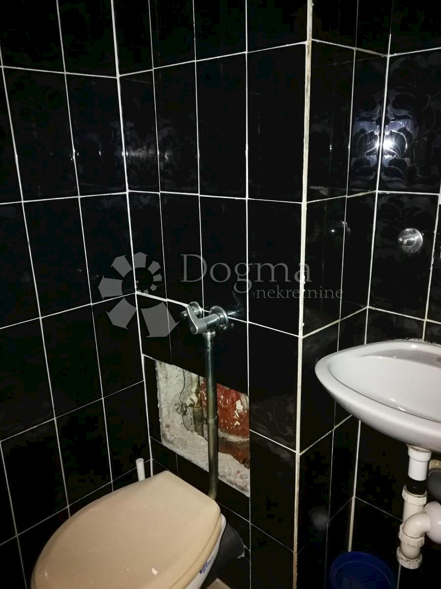 Locale commerciale Ferenščica, Peščenica - Žitnjak, 39m2