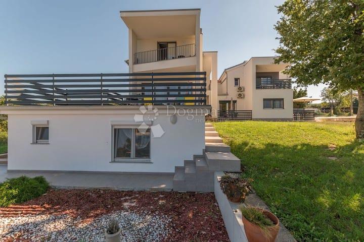 Casa con appartamenti con vista panoramica sul mare