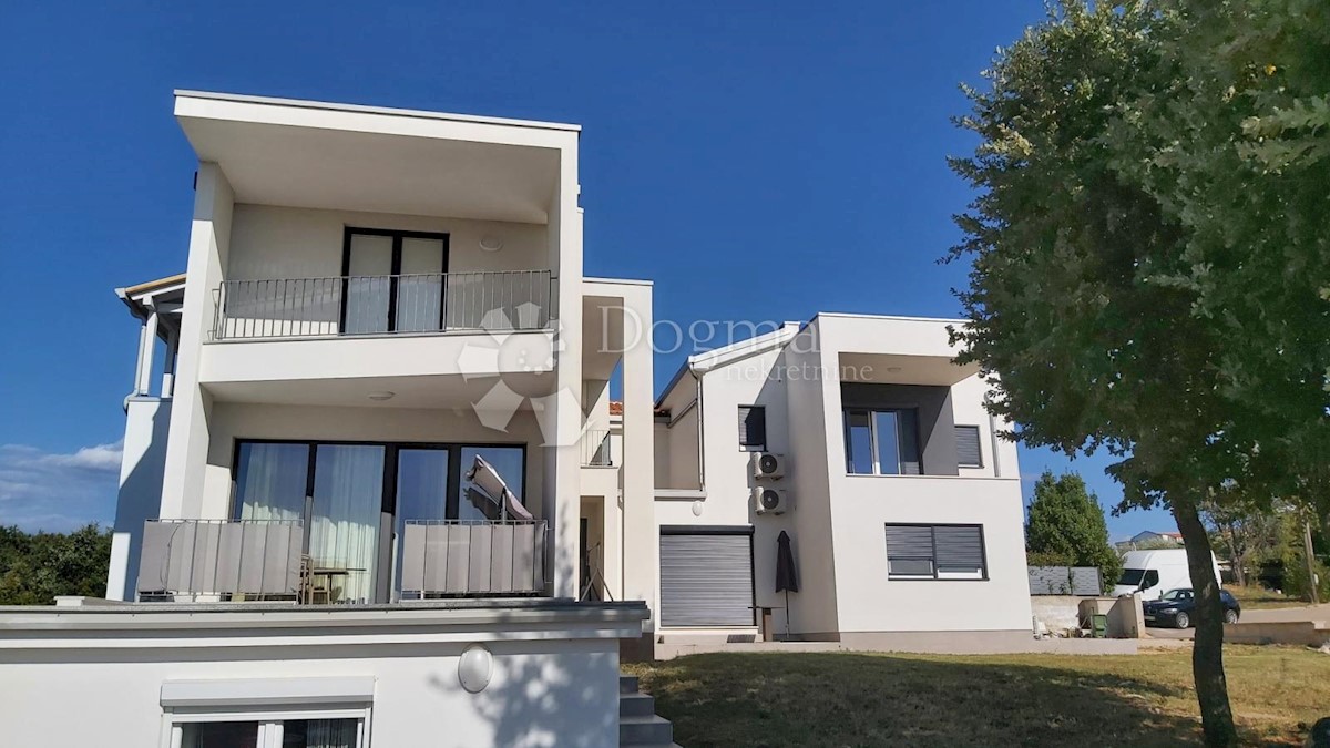 Casa con appartamenti con vista panoramica sul mare