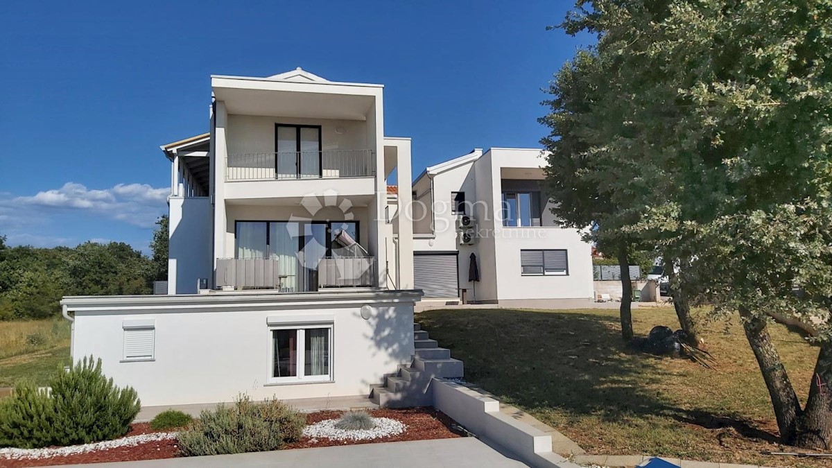 Casa con appartamenti con vista panoramica sul mare