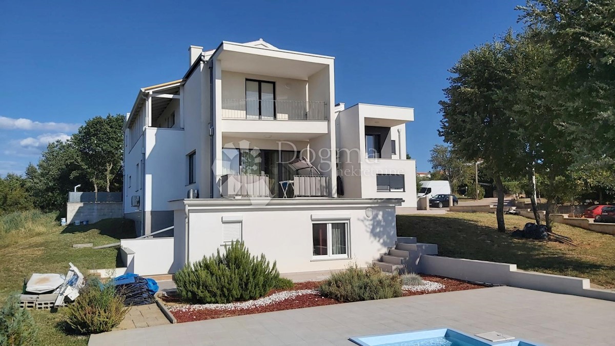 Casa con appartamenti con vista panoramica sul mare