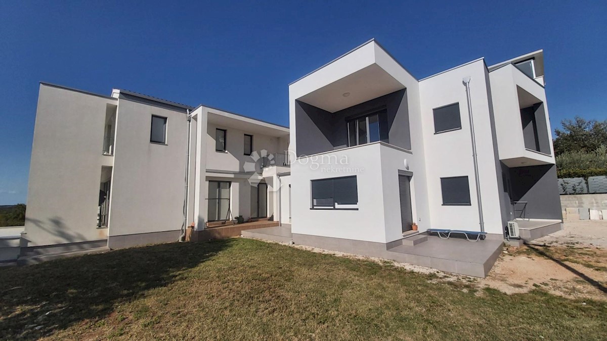 Casa con appartamenti con vista panoramica sul mare