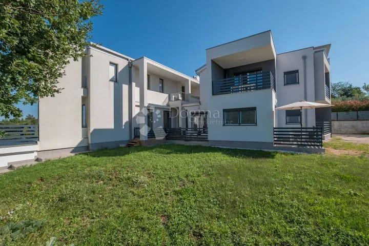 Casa con appartamenti con vista panoramica sul mare