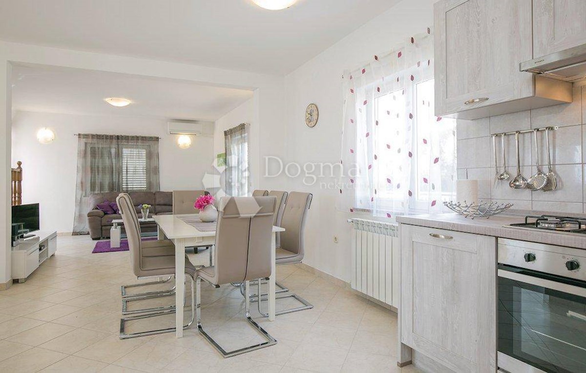 Casa Ravni, Raša, 181m2