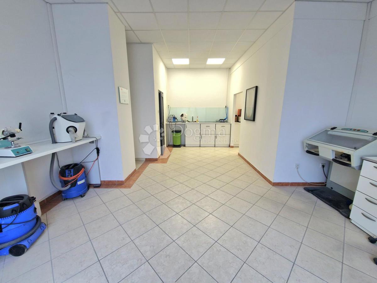 Locale commerciale Pećine, Rijeka, 63m2