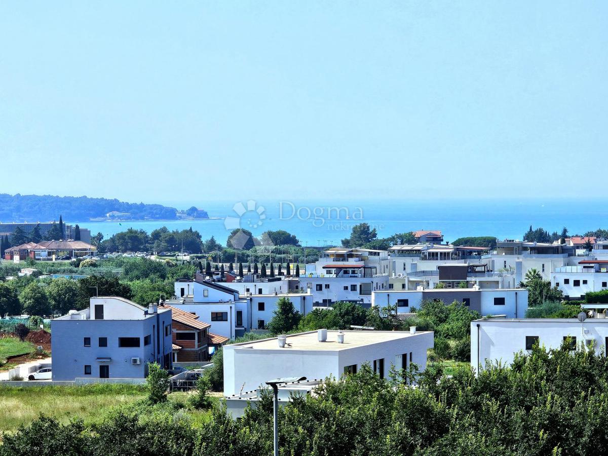 Un appartamento unico con vista sul mare in un edificio con ascensore