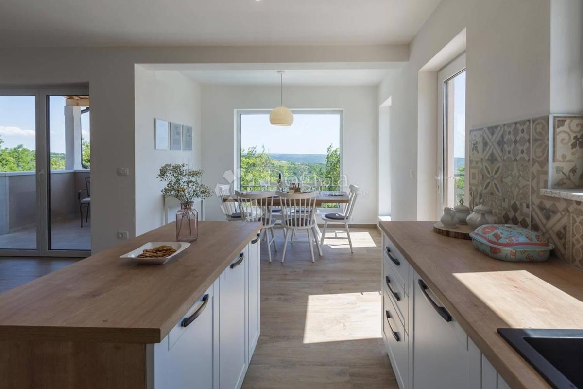 VILLA IN PIETRA CON VISTA APERTA SUL MARE E NELLA NATURA!