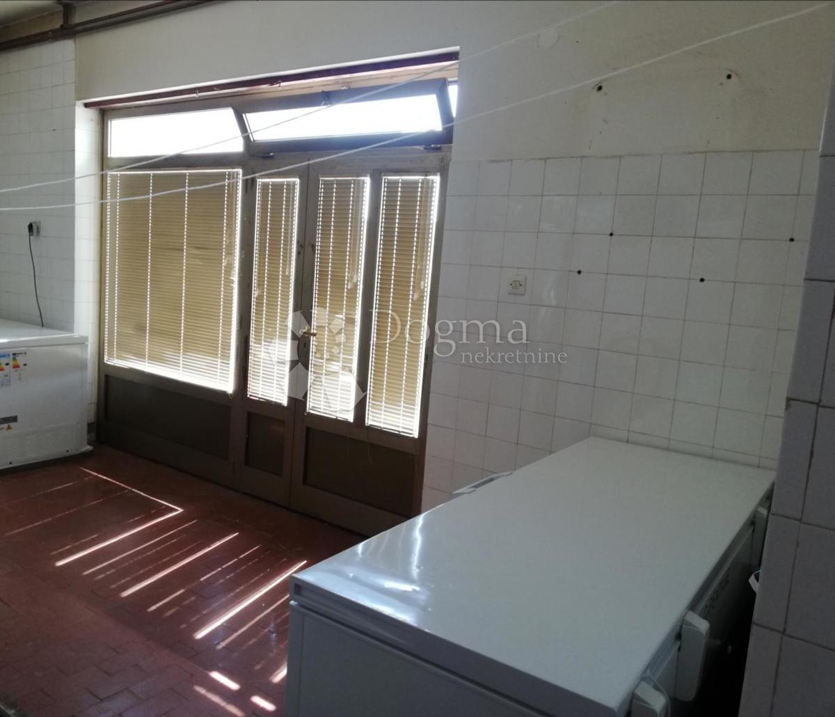 Locale commerciale Brinje, 300m2