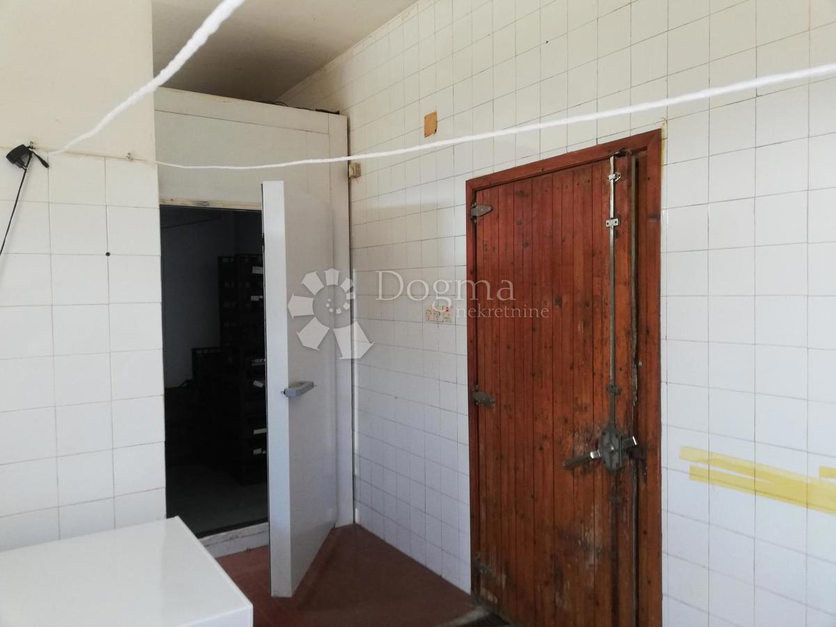 Locale commerciale Brinje, 300m2