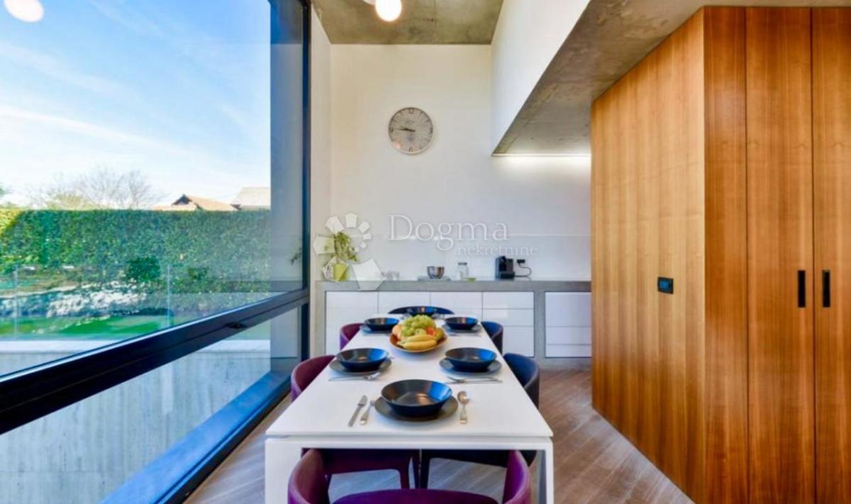 Casa Kloštar Ivanić, 308,70m2