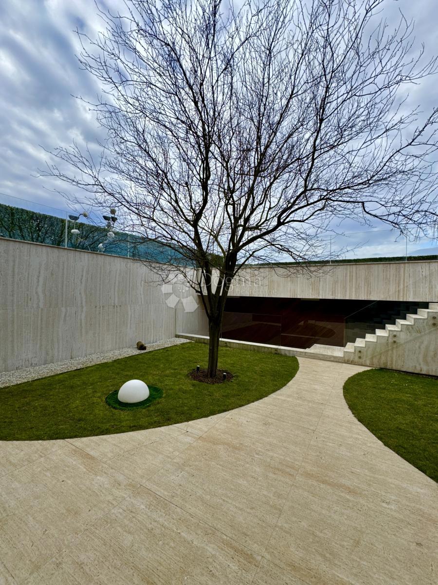 Casa Kloštar Ivanić, 308,70m2