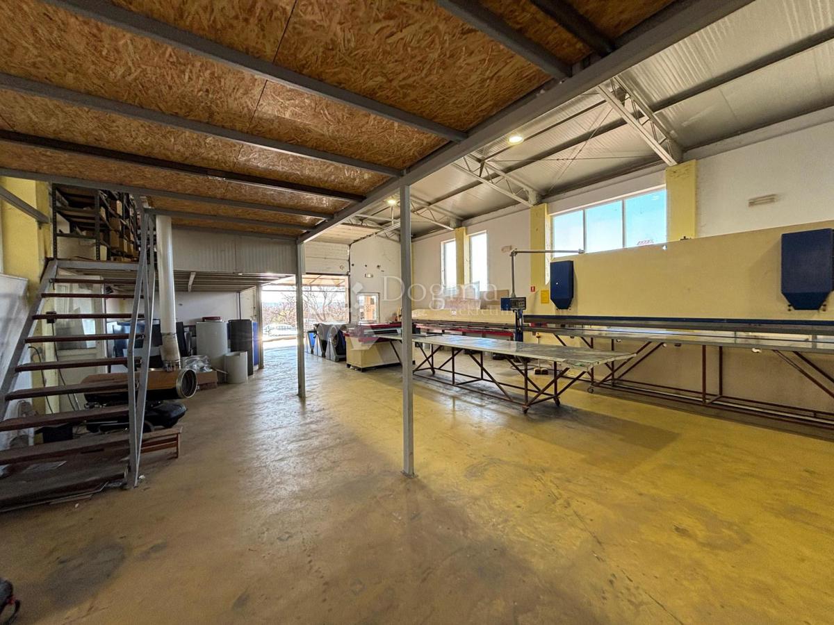 Locale commerciale Umag, 280m2