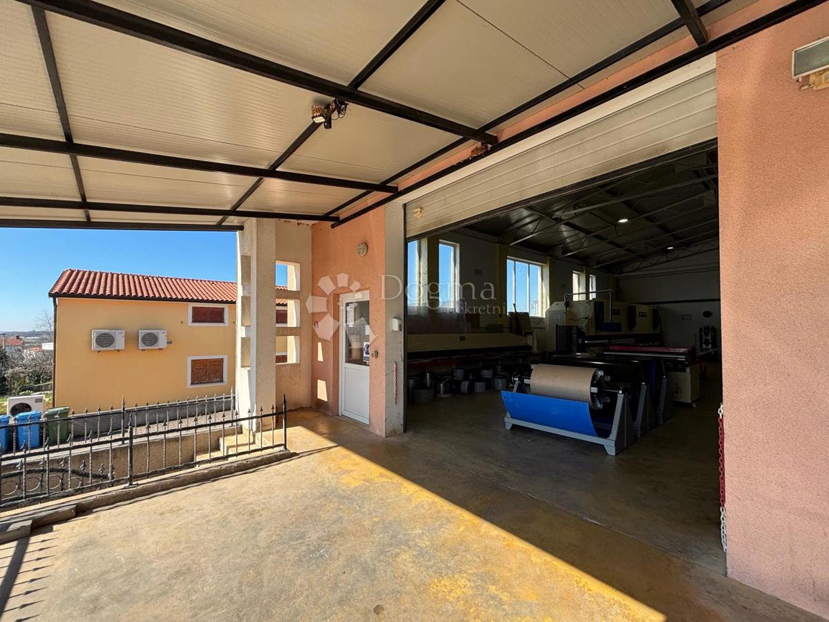 Locale commerciale Umag, 280m2