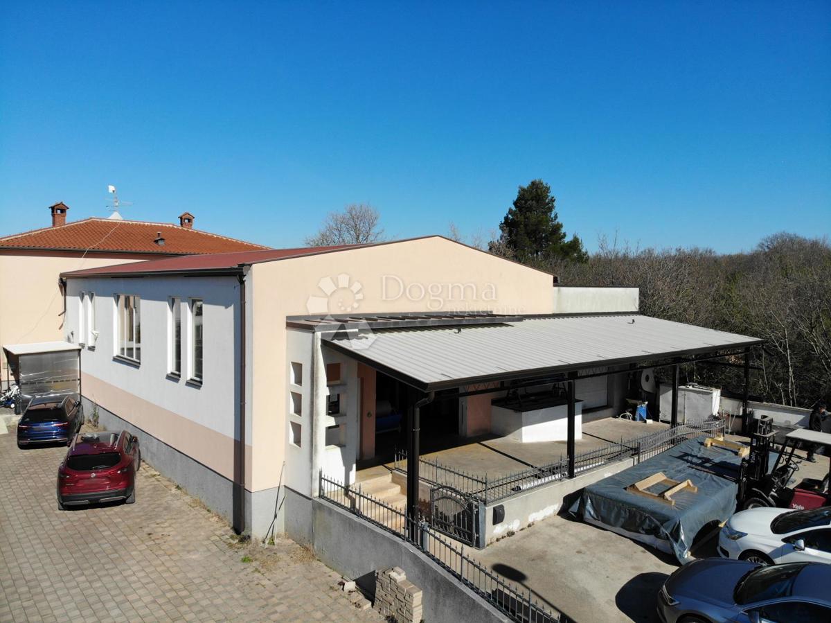 Locale commerciale Umag, 280m2