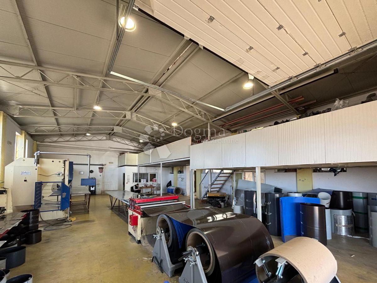 Locale commerciale Umag, 280m2