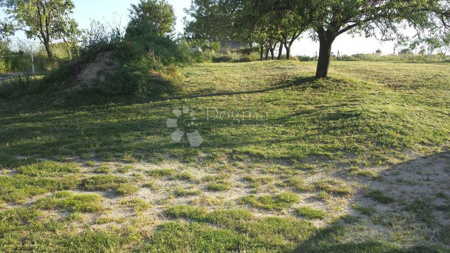 Terreno in vendita in una zona tranquilla di Zara - ottimo potenziale!