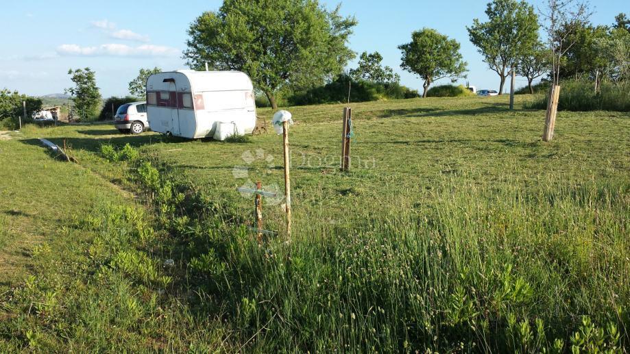 Terreno in vendita in una zona tranquilla di Zara - ottimo potenziale!