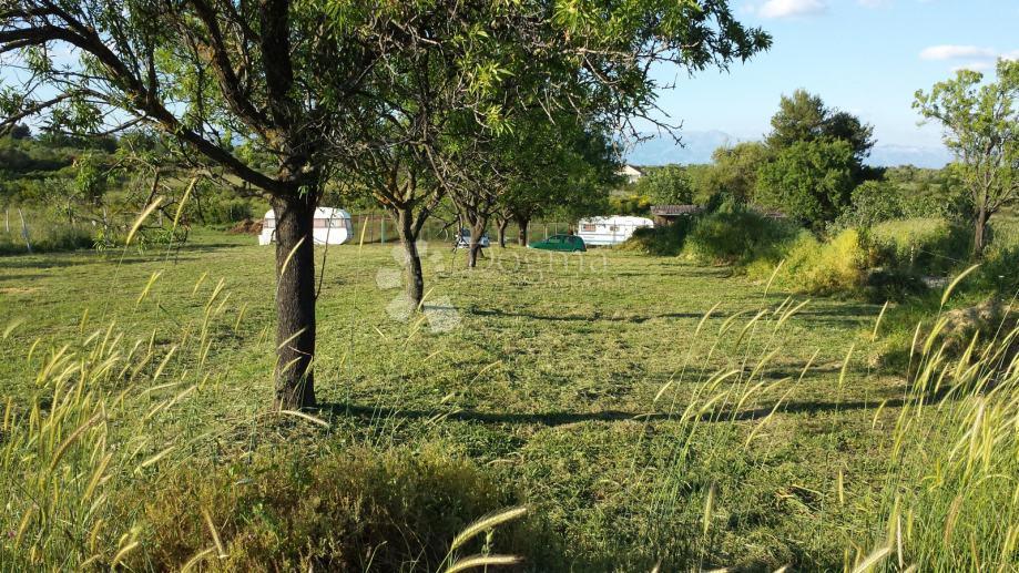 Terreno in vendita in una zona tranquilla di Zara - ottimo potenziale!