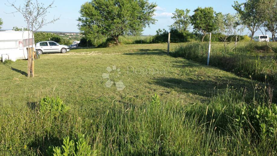 Terreno in vendita in una zona tranquilla di Zara - ottimo potenziale!