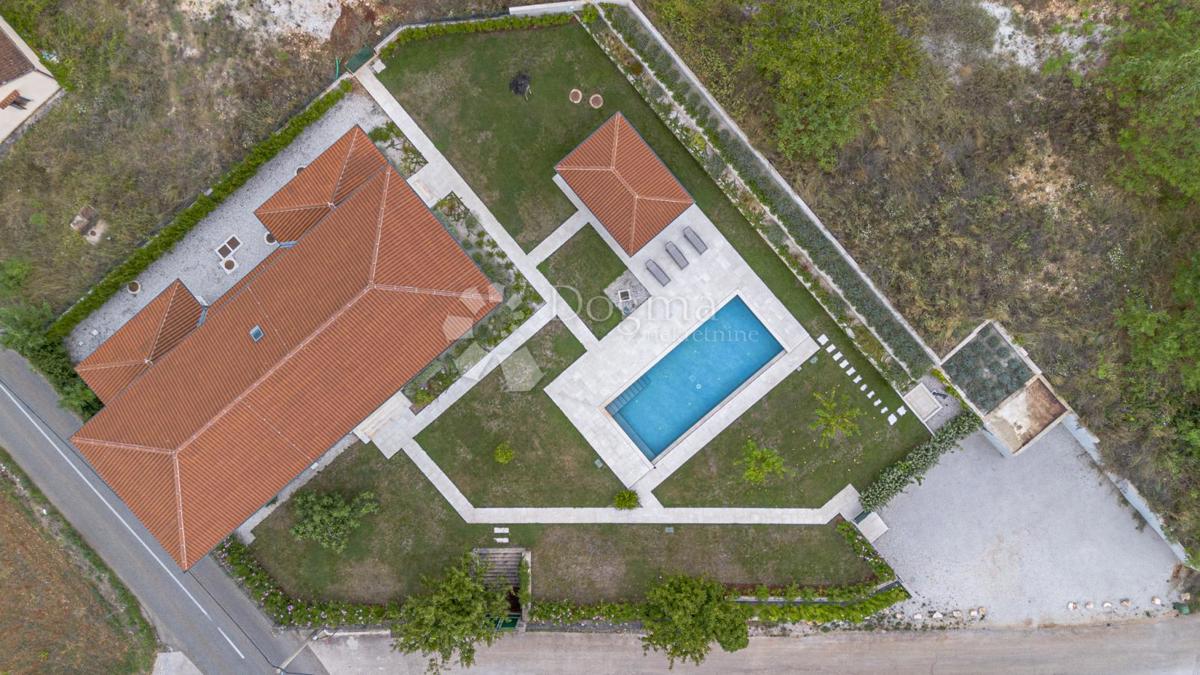 EX SCUOLA ITALIANA, ORA UNA VILLA PERFETTA