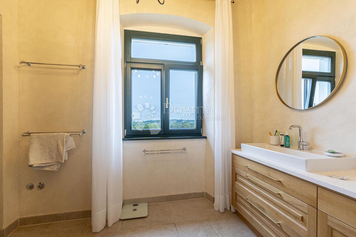 EX SCUOLA ITALIANA, ORA UNA VILLA PERFETTA