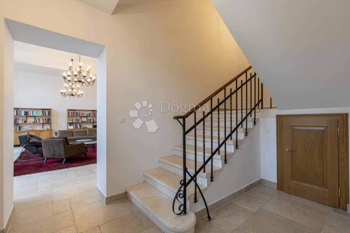 EX SCUOLA ITALIANA, ORA UNA VILLA PERFETTA