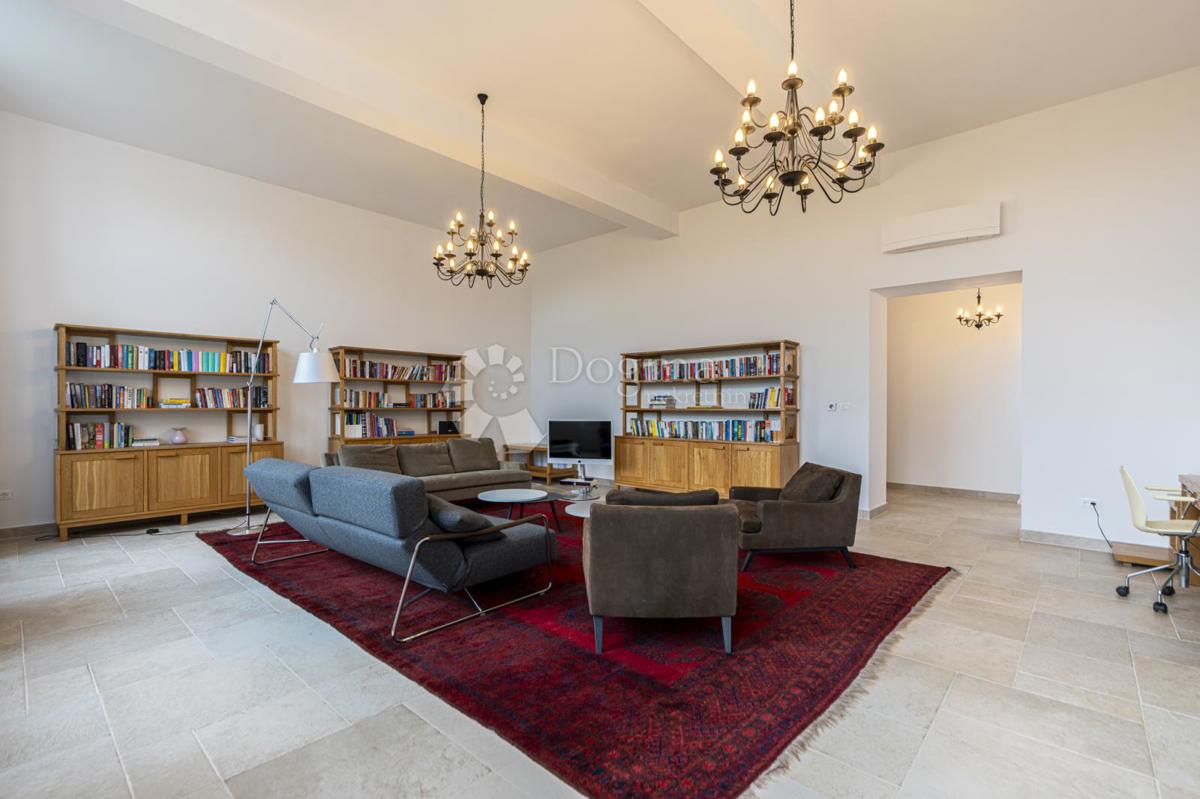 EX SCUOLA ITALIANA, ORA UNA VILLA PERFETTA