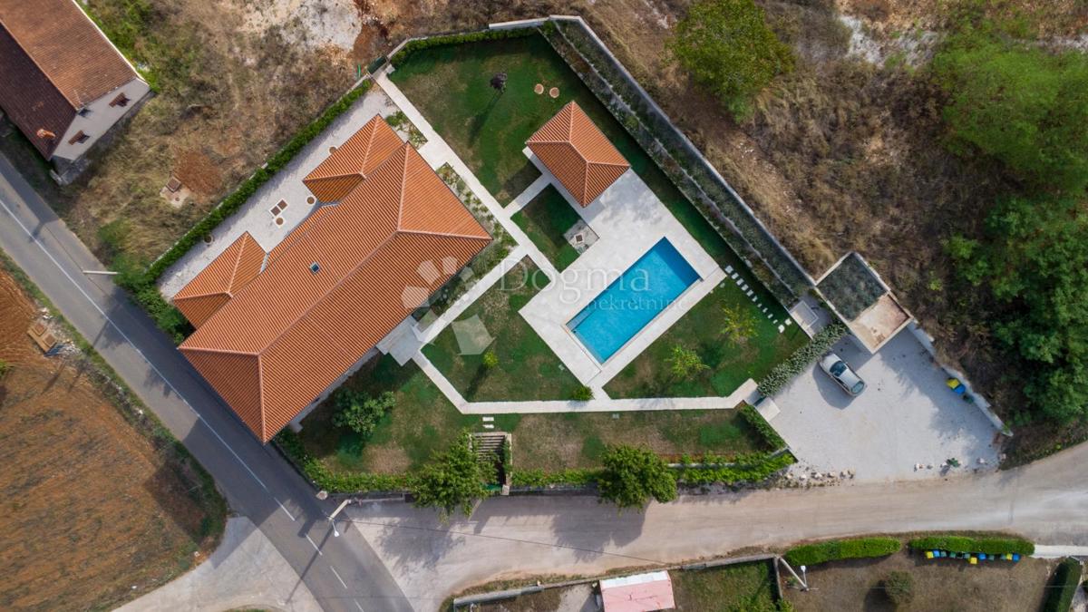 EX SCUOLA ITALIANA, ORA UNA VILLA PERFETTA