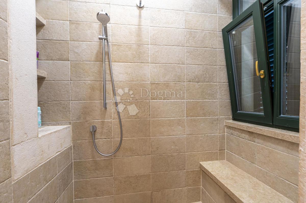 EX SCUOLA ITALIANA, ORA UNA VILLA PERFETTA