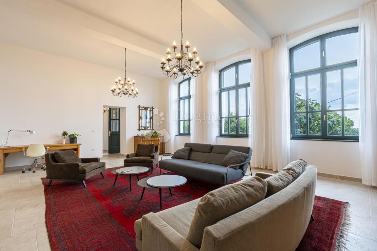 EX SCUOLA ITALIANA, ORA UNA VILLA PERFETTA