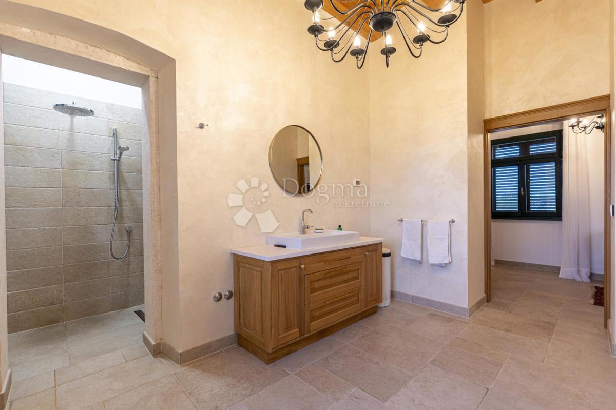 EX SCUOLA ITALIANA, ORA UNA VILLA PERFETTA